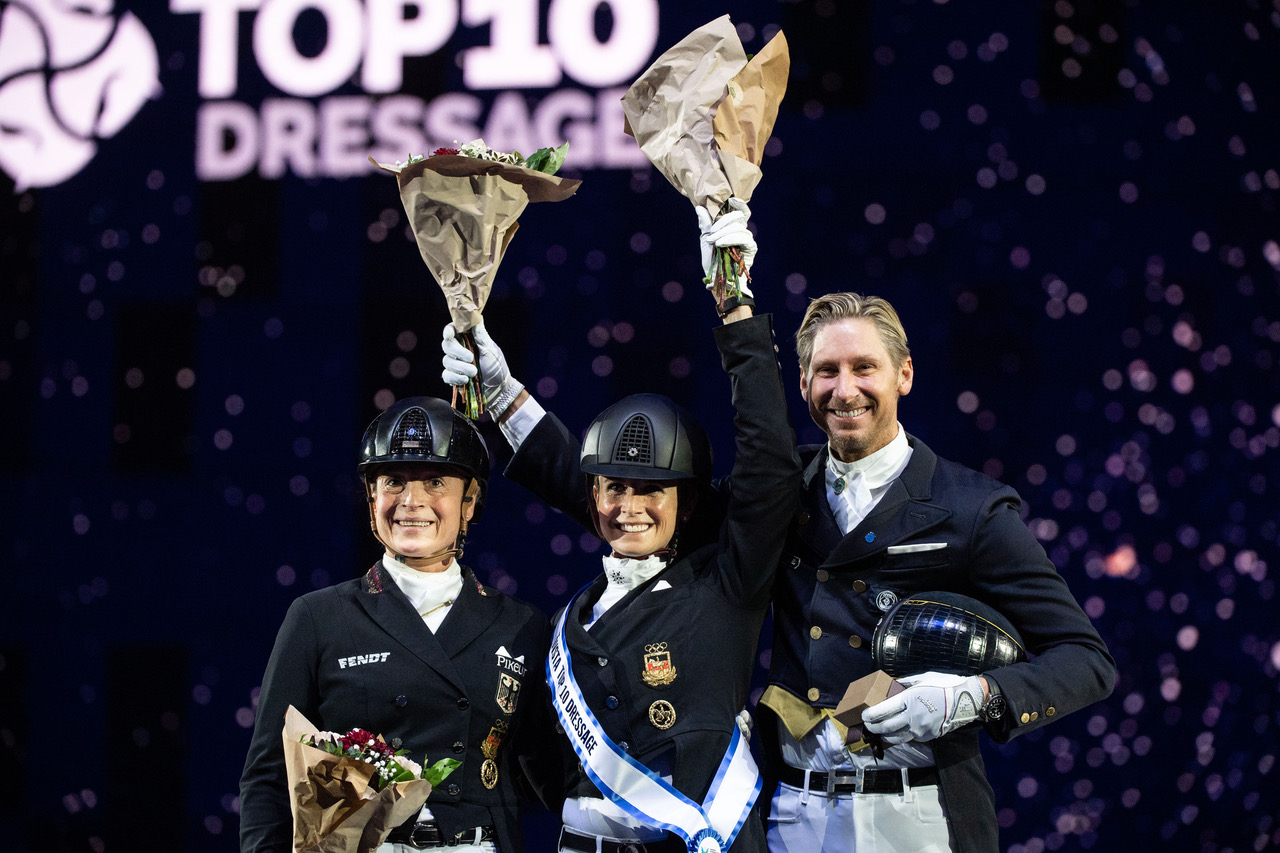 Palltrion i Lövsta Top 10 Dressage 2022 från vänster; tvåan Isabell Werth, vinaren Jessica von Bredow-Werndl och trean Patrik Kittel.