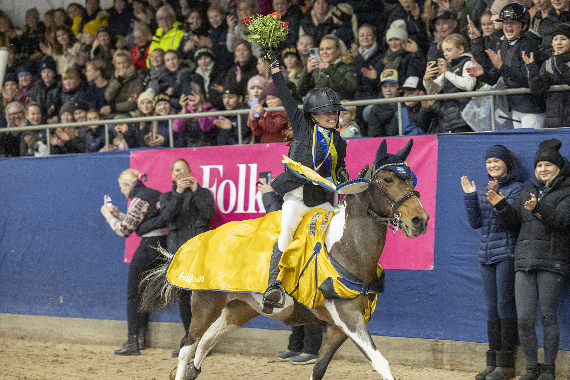 Astrid Kaczynski och Lavally Sam tog hem SM-guldet för B-ponny inomhus 2023.