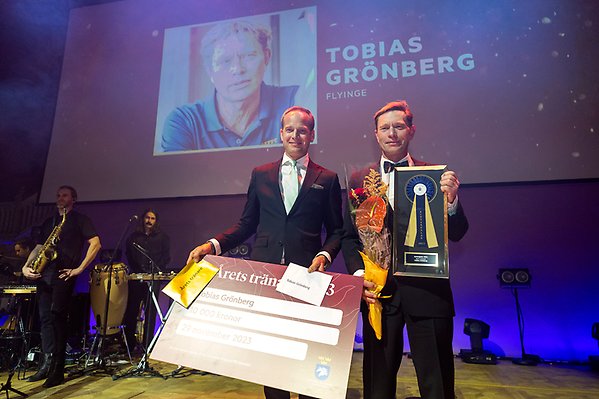 Tobias Grönberg tog emot utmärkelsen Årets Tränare av hoppningens förbundskapten Henrik Ankarcrona.